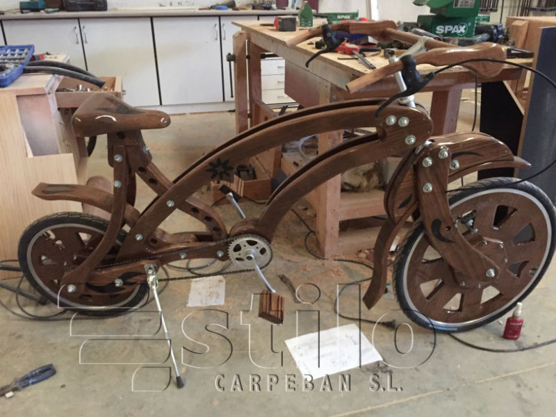 Bicicleta de madera realizada por profesionales de la madera. Carpintería Ebanistería Carpeban Stilo, Salamanca.